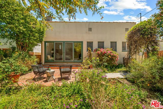 10815 Rochester Avenue, Los Angeles CA: https://media.crmls.org/mediaz/b991de37-52a4-4d1c-b98b-380dcaabffee.jpg