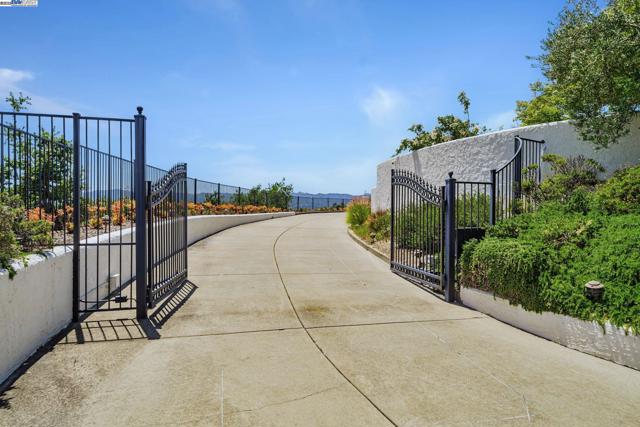 530 Oakshire Pl, Alamo CA: https://media.crmls.org/mediaz/b9925637-75d4-4b0a-8a2e-b3ce534ef410.jpg