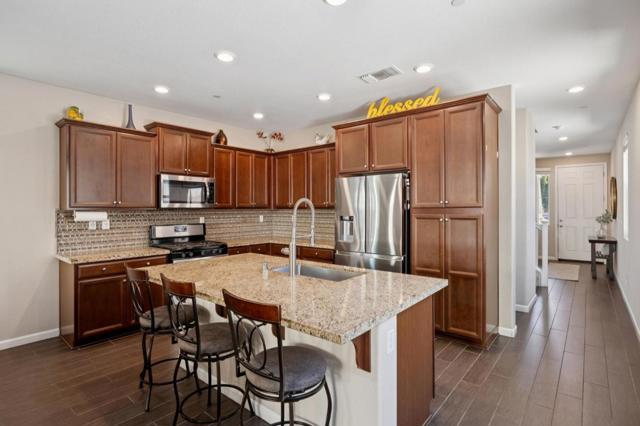 2521 Apricot Way, Gilroy CA: https://media.crmls.org/mediaz/b9928cda-e48d-4e0f-8017-c140af606119.jpg