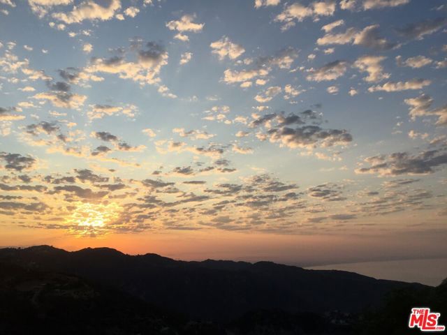 24734 W Saddle Peak Road, Malibu CA: https://media.crmls.org/mediaz/b9941522-f000-43ee-b101-2b6d15af2370.jpg