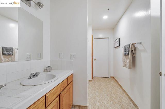 6659 Exeter Dr, Oakland CA: https://media.crmls.org/mediaz/b9944622-f659-4fb9-a0d5-bc607cea6c3e.jpg