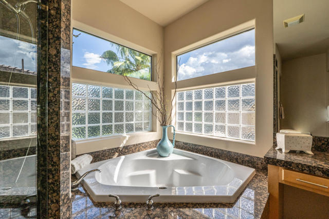 12 Via Elegante, Rancho Mirage CA: https://media.crmls.org/mediaz/b9963438-7ae1-403e-a06b-5c1cc932b83a.jpg