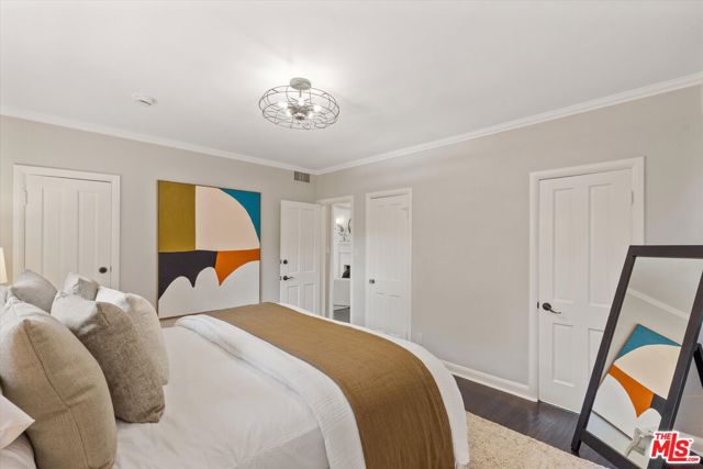 560 N Croft Avenue, West Hollywood CA: https://media.crmls.org/mediaz/b9966a65-d0d4-446f-83df-de3b59bbb262.jpg