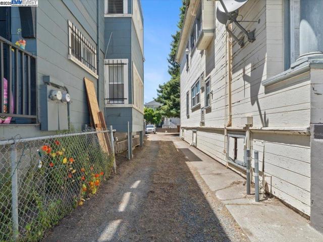 1013 Chestnut St, Oakland CA: https://media.crmls.org/mediaz/b996c0fa-1c9b-4f05-8f34-443ccb858251.jpg