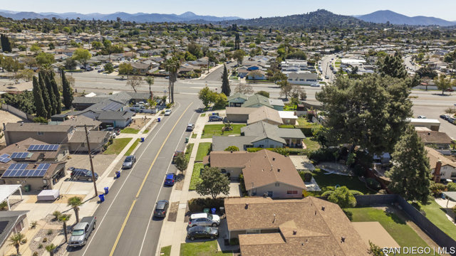 8365 Lake Adlon DR, San Diego CA: https://media.crmls.org/mediaz/b996fc82-e13d-4b1e-8b10-0bdbdfaf8d01.jpg