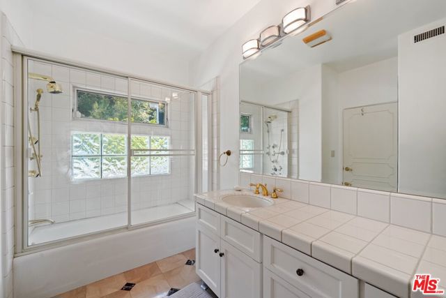 15656 Crownridge Place, Sherman Oaks CA: https://media.crmls.org/mediaz/b997d6f4-965c-4196-88bd-8051d57ad159.jpg