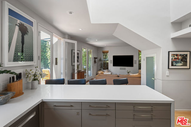 8735 Dorrington Avenue, West Hollywood CA: https://media.crmls.org/mediaz/b99883a6-262e-4759-8cf9-48130a6dfc7a.jpg