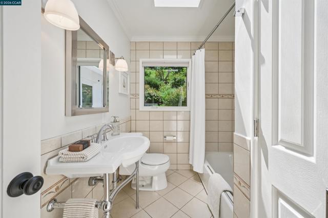 3231 Camino Colorados, Lafayette CA: https://media.crmls.org/mediaz/b998e7e4-e954-4615-a247-d31d98f3af87.jpg