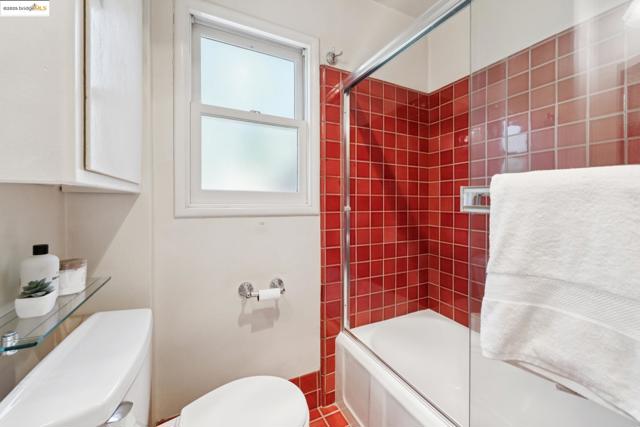4221 Whittle Ave, Oakland CA: https://media.crmls.org/mediaz/b998f465-d25a-417b-b256-2e199580d0ba.jpg