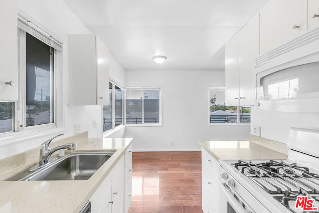 917 N Cedar Street, Inglewood CA: https://media.crmls.org/mediaz/b9998147-64de-4b21-b8c6-335b24075758.jpg