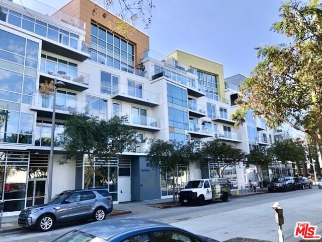 1705 Ocean Avenue, Santa Monica CA: https://media.crmls.org/mediaz/b9998e75-5f6e-47f4-9df0-7e8a8a9c8250.jpg
