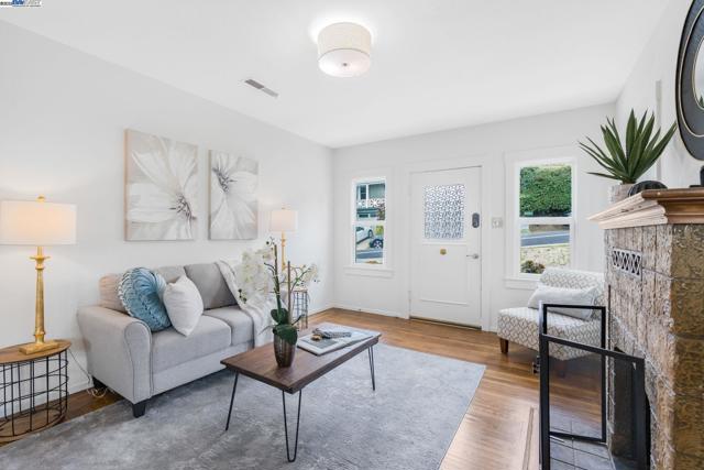 812 Washington Ave, Albany CA: https://media.crmls.org/mediaz/b99a3f6d-c35c-4dac-8f7d-73b63b561abb.jpg
