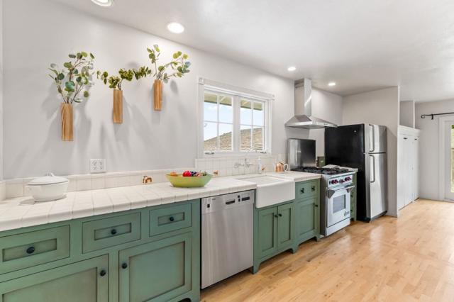 2074 Marsala Circle, Monterey CA: https://media.crmls.org/mediaz/b99af9dd-ddc8-4895-8e66-d8749deab7ce.jpg