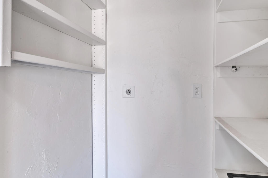 https://media.crmls.org/mediaz/b99b6704-d1d5-476b-88fd-1406369a5dc3.jpg?preset=X-Large