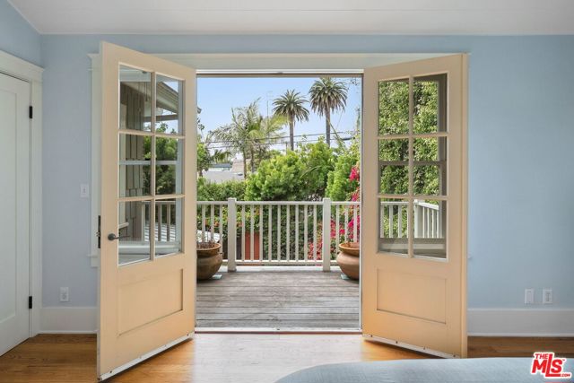 813 Crestmoore Place, Venice CA: https://media.crmls.org/mediaz/b99c7a4d-9a02-493d-9f1f-51964e422813.jpg