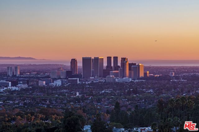 1039 Wallace, Beverly Hills CA: https://media.crmls.org/mediaz/b99d7922-cbb0-4d2b-a8df-5a22bf817023.jpg