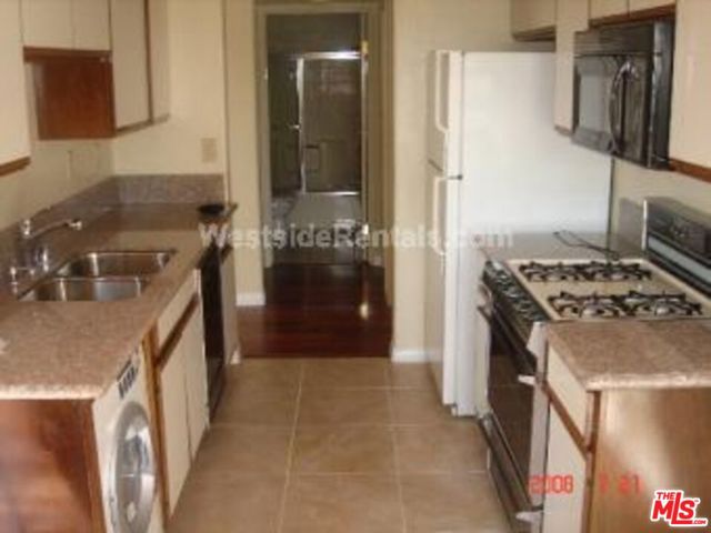 1652 COLBY Avenue, Los Angeles CA: https://media.crmls.org/mediaz/b99d900e-457e-4e6a-914f-4e23277cba71.jpg