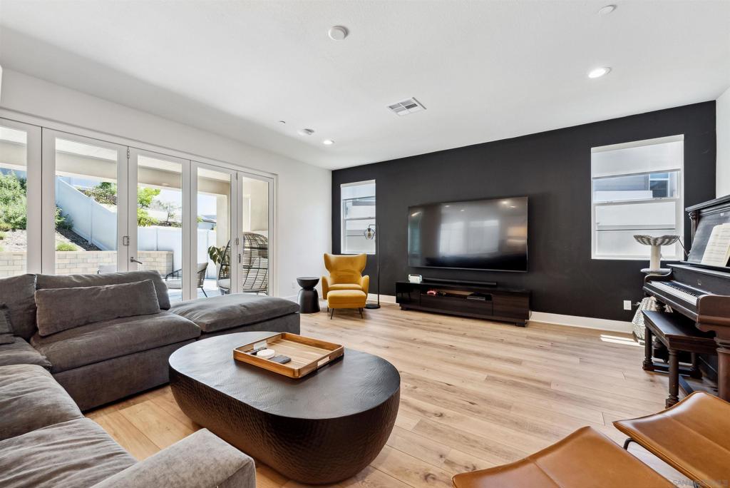 MLS #250035606SD img 15