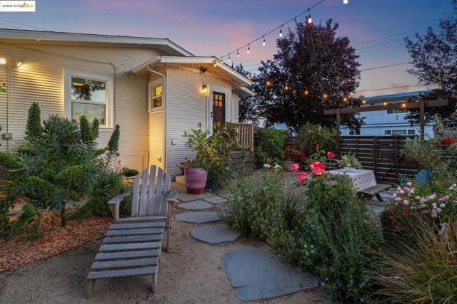3701 Midvale Ave, Oakland CA: https://media.crmls.org/mediaz/b99e682a-e251-46e5-800a-4b26a50ee4da.jpg