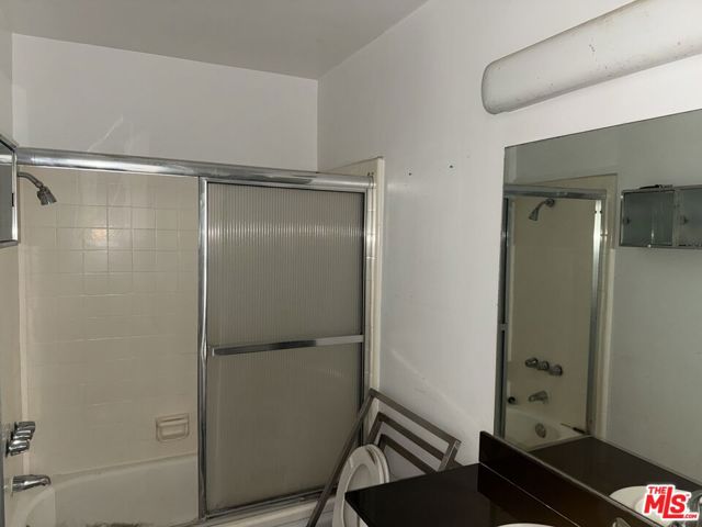 960 Larrabee Street, 321 photo 7