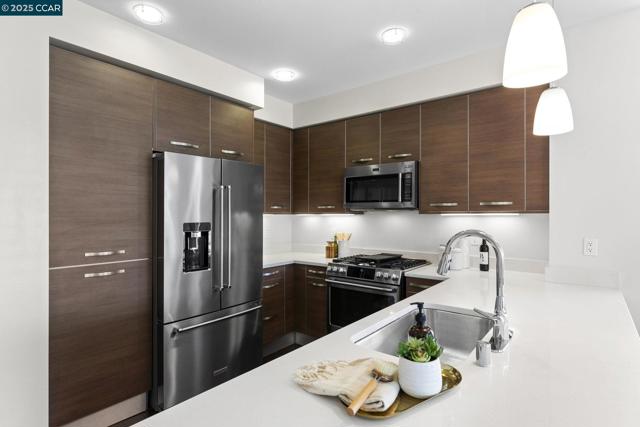 555 Ygnacio Valley Rd, Walnut Creek CA: https://media.crmls.org/mediaz/b99eca6c-4911-4317-994c-8d82ddcc8d14.jpg