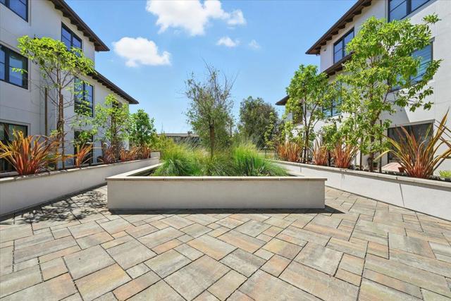 657 Walnut Street, San Carlos CA: https://media.crmls.org/mediaz/b99f3bea-2d30-4d5a-8406-7a7884eafa8c.jpg
