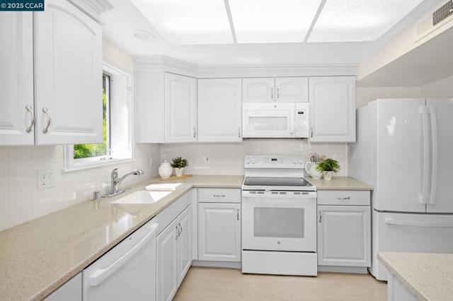 1549 Oakmont Dr, Walnut Creek CA: https://media.crmls.org/mediaz/b99fb019-0445-4b69-9c48-fba938b7ce9a.jpg