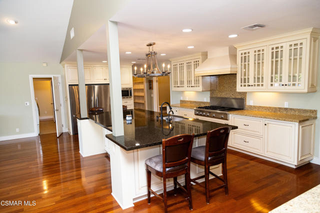 385 Somerset Circle, Thousand Oaks CA: https://media.crmls.org/mediaz/b9a01b78-7b45-4086-915e-751788e42caf.jpg