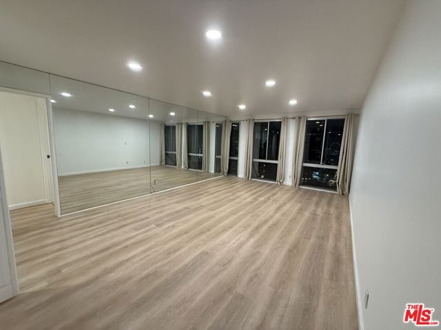 800 W 1st Street, Los Angeles CA: https://media.crmls.org/mediaz/b9a03b31-02bc-45b3-8f74-92feb324167e.jpg