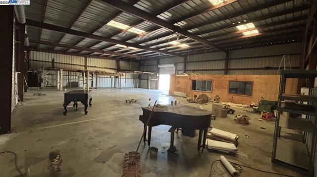 29950 E Highway 26, Linden CA: https://media.crmls.org/mediaz/b9a2389a-d8ca-49d6-ab78-8f3f996b1fe0.jpg