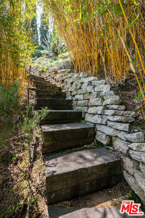 1331 CORDELL Place, Los Angeles CA: https://media.crmls.org/mediaz/b9a24e03-671c-478f-8e31-1373bcf68f7d.jpg