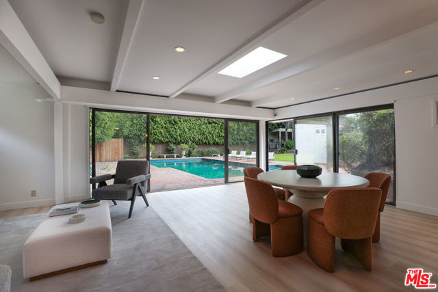 628 N Elm Drive, Beverly Hills CA: https://media.crmls.org/mediaz/b9a26fa1-d6ae-44fa-b658-7203607e11be.jpg