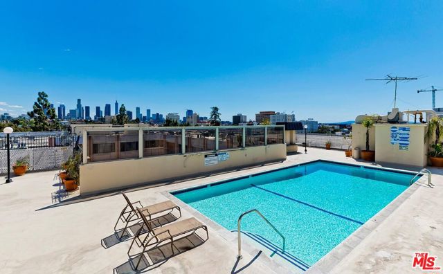 421 S La Fayette Park Place, Los Angeles CA: https://media.crmls.org/mediaz/b9a2700d-11e5-4e50-805c-0ec8de1c08a9.jpg