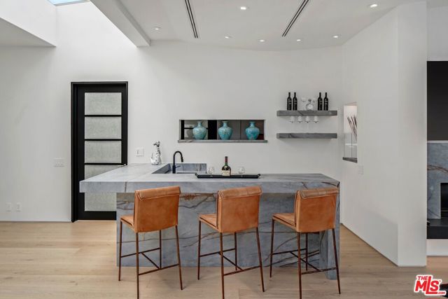 455 Castle Place, Beverly Hills CA: https://media.crmls.org/mediaz/b9a34c7d-2962-458a-8741-5ff8b4ff7ab5.jpg