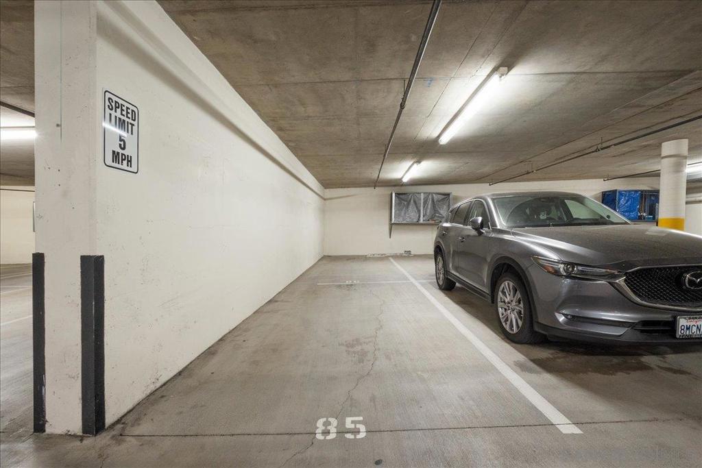 https://media.crmls.org/mediaz/b9a41b2c-633a-4c5a-9cfb-71a9a61e8fe8.jpg?preset=X-Large