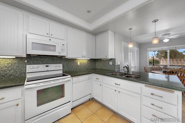 94 Kingston Ct W, Coronado CA: https://media.crmls.org/mediaz/b9a4a8a0-d20e-4e2d-a0ec-0d7be536c90b.jpg