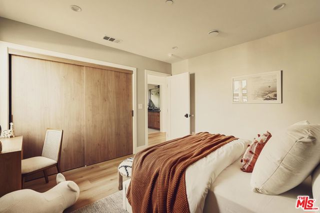 5725 Katherine Avenue, Sherman Oaks CA: https://media.crmls.org/mediaz/b9a5c0a4-769a-4069-b549-d3c320b59f5a.jpg