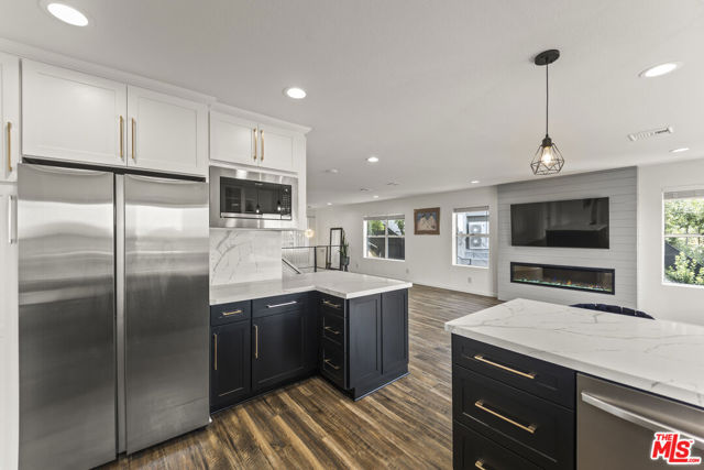 11621 Sunshine Terrace, Studio City CA: https://media.crmls.org/mediaz/b9a68863-e825-43a9-8380-beffc254e3c3.jpg