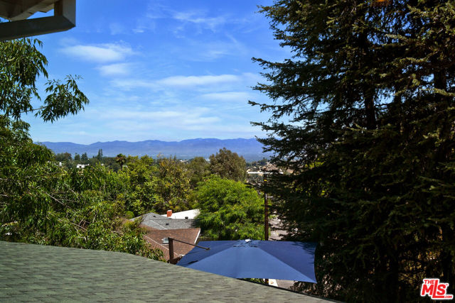 3471 Woodcliff Road, Sherman Oaks CA: https://media.crmls.org/mediaz/b9a6dc84-74b9-43e0-957e-84b4263b7932.jpg