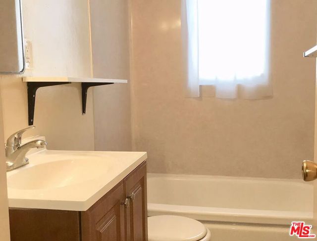 7021 Ramsgate Place, Los Angeles CA: https://media.crmls.org/mediaz/b9a6e7c6-3c9a-4de5-8d7d-ff349a835bd2.jpg