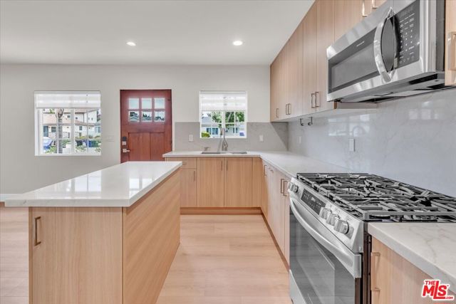 6915 Encino Avenue, Van Nuys CA: https://media.crmls.org/mediaz/b9a6e8a2-c07a-4cc3-abf9-9402a143d2a8.jpg