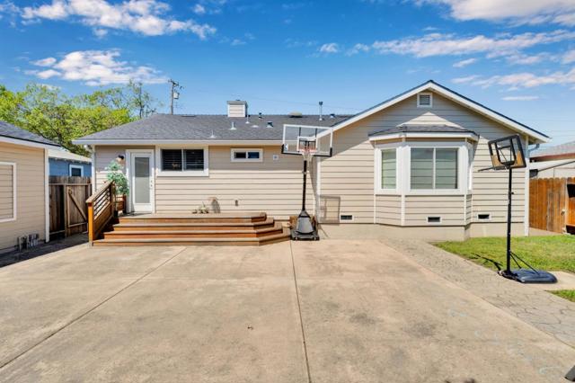 1418 Bradley Court, San Mateo CA: https://media.crmls.org/mediaz/b9a75cee-4570-4ec3-b0bd-a1a669da0ba5.jpg