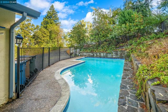 Image 33 of 40 For 11 Greyfell Pl