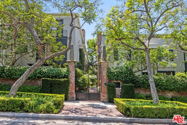 8724 Shoreham Drive, West Hollywood CA: https://media.crmls.org/mediaz/b9a7c89c-ef36-4a54-8997-8d6df2838633.jpg