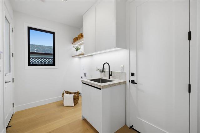 852 La Para Avenue, Palo Alto CA: https://media.crmls.org/mediaz/b9a8808f-c0ee-49df-9976-674d8b161c07.jpg