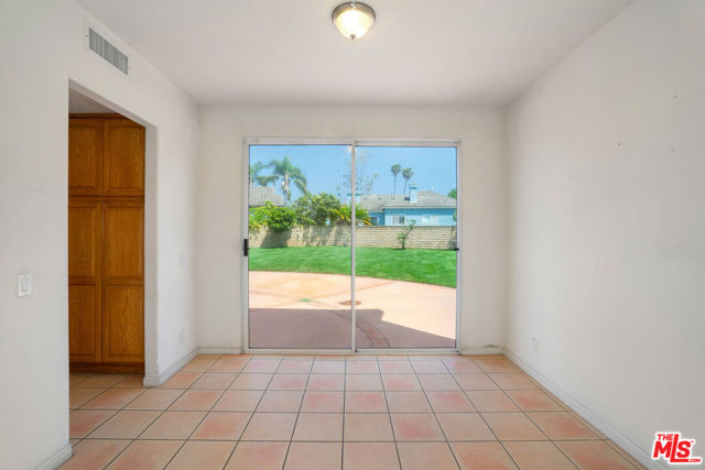 6615 Kentwood Bluffs Drive, Los Angeles CA: https://media.crmls.org/mediaz/b9a8cda0-f6f4-4617-98af-ffb2595bd987.jpg