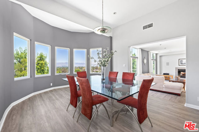 22449 Cass Avenue, Woodland Hills CA: https://media.crmls.org/mediaz/b9a92f60-4081-4a1f-a70d-37f1c4be05b7.jpg