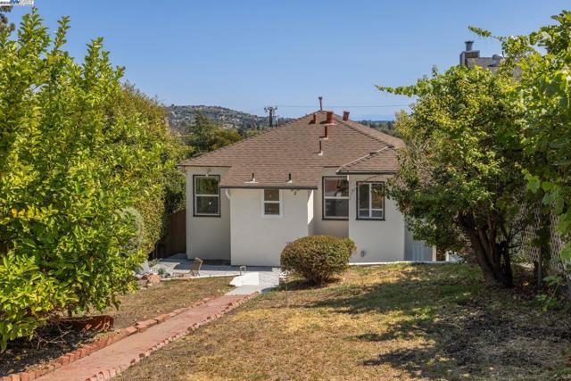 2643 99Th Ave, Oakland CA: https://media.crmls.org/mediaz/b9a930d6-e5a6-43d4-8512-e83e608d412b.jpg