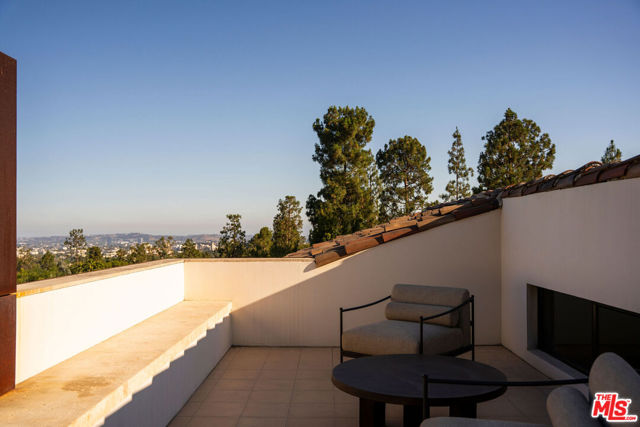 976 N Alpine Drive, Beverly Hills CA: https://media.crmls.org/mediaz/b9aa5c87-e85c-4770-9096-bd8a97d81819.jpg