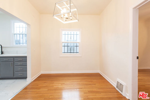 181 S Sycamore Avenue, Los Angeles CA: https://media.crmls.org/mediaz/b9aa6a30-b9b3-4594-ba70-0192120c5323.jpg